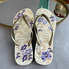 Load image into Gallery viewer, Havaianas flip flops
