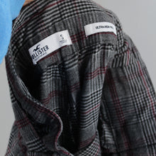 Load image into Gallery viewer, Hollister plaid trousers
