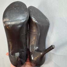 Load image into Gallery viewer, Retro tahari heels
