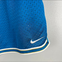 Load image into Gallery viewer, Retro nike youth shorts
