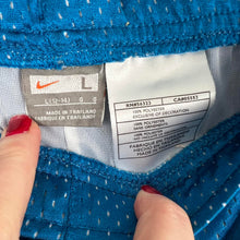 Load image into Gallery viewer, Retro nike youth shorts
