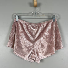 Load image into Gallery viewer, Tahari velour shorts
