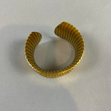 Load image into Gallery viewer, Vintage gold bracelet
