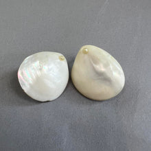 Load image into Gallery viewer, Vintage shell clip ons
