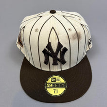 Load image into Gallery viewer, New Era Yankees flat brim hat
