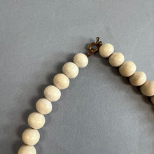 Load image into Gallery viewer, Vintage 70’s hibiscus wooden necklace

