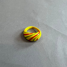 Load image into Gallery viewer, Vintage resin ring
