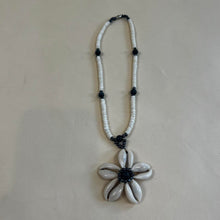 Load image into Gallery viewer, Y2K Flower shell necklace

