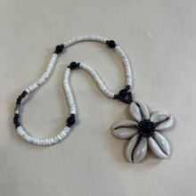 Load image into Gallery viewer, Y2K Flower shell necklace
