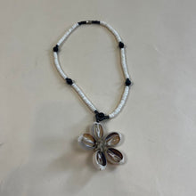 Load image into Gallery viewer, Y2K Flower shell necklace
