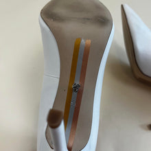 Load image into Gallery viewer, Sam Edelman pointed toe pumps
