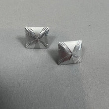 Load image into Gallery viewer, Vintage silver stud earrings
