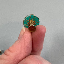 Load image into Gallery viewer, Vintage screw on earrings
