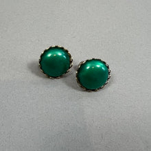 Load image into Gallery viewer, Vintage screw on earrings
