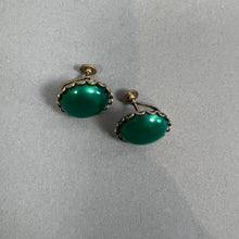 Load image into Gallery viewer, Vintage screw on earrings
