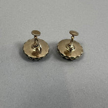 Load image into Gallery viewer, Vintage screw on earrings
