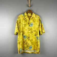 Load image into Gallery viewer, Tommy Bahama men’s Hawaiian top
