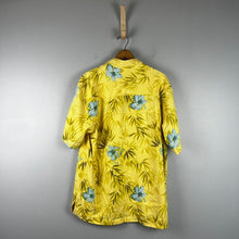 Load image into Gallery viewer, Tommy Bahama men’s Hawaiian top

