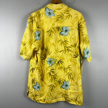 Load image into Gallery viewer, Tommy Bahama men’s Hawaiian top

