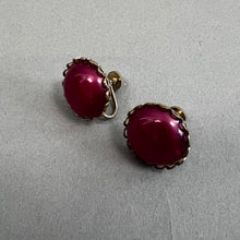 Load image into Gallery viewer, Vintage screw on earrings
