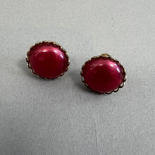 Load image into Gallery viewer, Vintage screw on earrings
