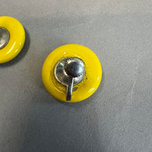 Load image into Gallery viewer, Vintage screw on earrings
