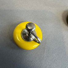 Load image into Gallery viewer, Vintage screw on earrings
