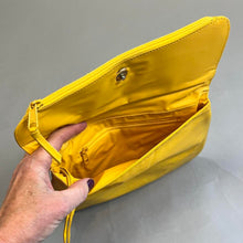 Load image into Gallery viewer, Vintage zippered clutch
