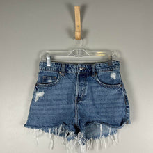 Load image into Gallery viewer, H&amp;M women’s jean shorts
