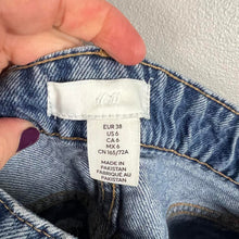 Load image into Gallery viewer, H&amp;M women’s jean shorts
