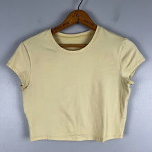 Load image into Gallery viewer, Alo Yoga active crop top tee
