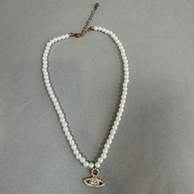 Load image into Gallery viewer, Pearl charm necklace
