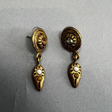 Load image into Gallery viewer, Vintage express earrings
