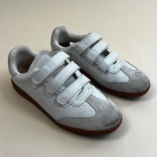 Load image into Gallery viewer, Steve Madden momentum sneakers
