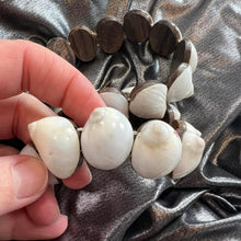 Load image into Gallery viewer, Vintage seashell bracelet set
