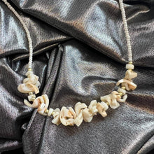 Load image into Gallery viewer, Vintage seashell necklace
