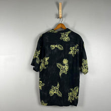 Load image into Gallery viewer, Tommy Bahama men’s shirt
