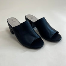 Load image into Gallery viewer, Simply Vera Wang leather mules

