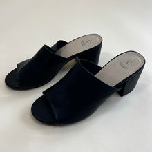 Load image into Gallery viewer, Simply Vera Wang leather mules
