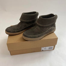 Load image into Gallery viewer, UGG womens Varney boot
