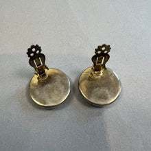 Load image into Gallery viewer, Vintage clip on earrings
