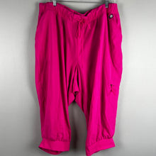 Load image into Gallery viewer, Livi by Lane Bryant capri jogger
