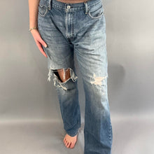 Load image into Gallery viewer, Retro men’s Levi’s jeans
