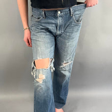 Load image into Gallery viewer, Retro men’s Levi’s jeans
