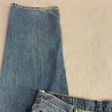 Load image into Gallery viewer, Retro men’s Levi’s jeans
