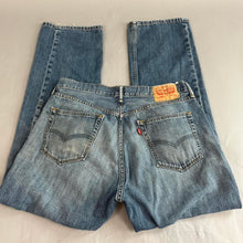 Load image into Gallery viewer, Retro men’s Levi’s jeans
