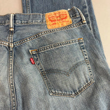 Load image into Gallery viewer, Retro men’s Levi’s jeans
