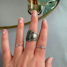 Load image into Gallery viewer, Vintage silver ring
