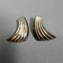 Load image into Gallery viewer, Vintage silver earrings
