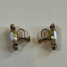Load image into Gallery viewer, Vintage screw on earrings
